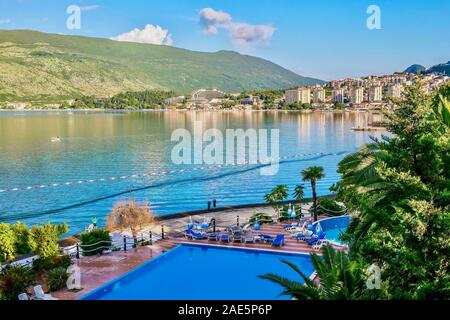 Mit dem Hafengebiet der beliebten Touristenort an der Bucht von Kotor entfernt. Stockfoto