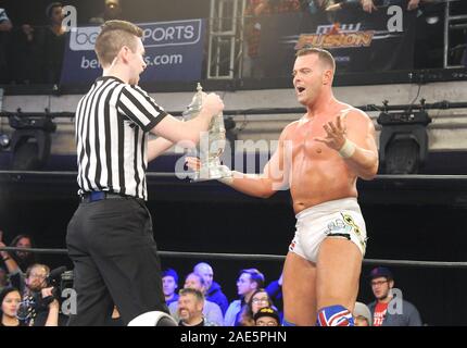 New York, New York, USA. 05 Dez, 2019. Zweite Generation Wrestler Davey Boy Smith und Brian Pillman Jr. kämpfte in der Endrunde, die auf der 2019 MLW'Opera Cup" Turnier mit Davey Boy Smith besting Brian Pillman jr. den begehrten Cup am 5. Dezember 2019 im Melrose Ballsaal in Queens, New York, zu gewinnen. Credit: George Napolitano/Alamy leben Nachrichten Stockfoto