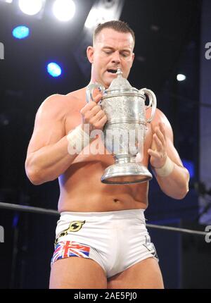 New York, New York, USA. 05 Dez, 2019. Zweite Generation Wrestler Davey Boy Smith und Brian Pillman Jr. kämpfte in der Endrunde, die auf der 2019 MLW'Opera Cup" Turnier mit Davey Boy Smith besting Brian Pillman jr. den begehrten Cup am 5. Dezember 2019 im Melrose Ballsaal in Queens, New York, zu gewinnen. Credit: George Napolitano/Alamy leben Nachrichten Stockfoto