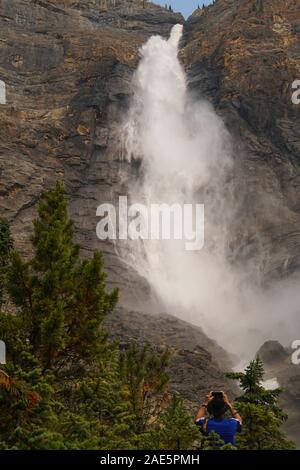 Ein Besucher der Erfassung der Größe und Macht der Takakkaw Falls im Yoho National Park, der zweithöchste Wasserfall in Kanada, Stockfoto