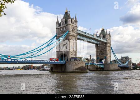 London - 05. September 2019: Iconic Double Decker über die Tower Bridge, London September 05, 2019 Stockfoto