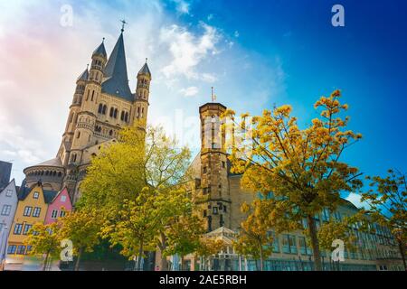 Köln, Deutschland. Die Kirche von St. Martin. Der zwölf romanischen Kirchen in X-XI Jahrhunderte auf dem Gebiet von Köln gebaut, vielleicht am meisten. Stockfoto