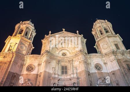 Wundervolle Kathedrale im neoklassizistischen Stil der antiken Stadt Cadiz. Eine der wichtigsten Sehenswürdigkeiten in Andalusien, Spanien. Stockfoto