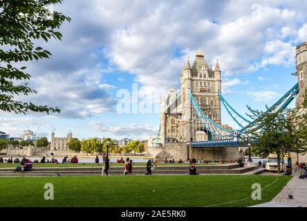 London - 05. September 2019: schönen Nachmittag in London mit Nachmittag Sonnenschein auf der Tower Bridge, London September 05, 2019 Stockfoto