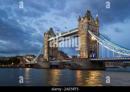 London - 05. September 2019: Tower Bridge in der Dämmerung mit den Lichtern auf der Themse, London September 05, 2019, Stockfoto