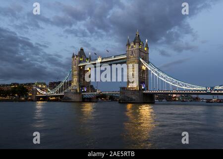 London - 05. September 2019: Tower Bridge in der Dämmerung mit den Lichtern auf der Themse, London September 05, 2019, Stockfoto