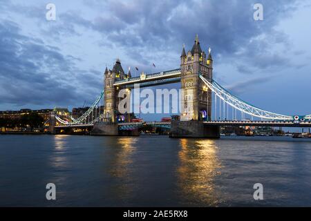 London - 05. September 2019: Tower Bridge in der Dämmerung mit den Lichtern auf der Themse, London September 05, 2019, Stockfoto