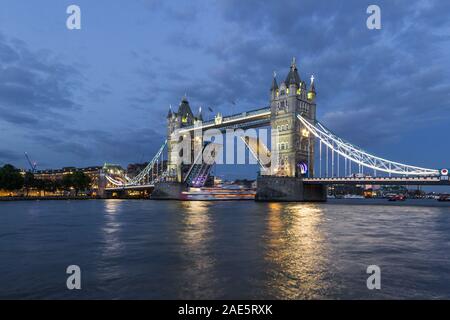 London - 05. September 2019: Abend Blick auf die Tower Bridge, wie es Aufzüge für ein großes Schiff, London September 05, 2019 Stockfoto