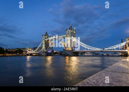 London - 05. September 2019: Abend Blick auf die Tower Bridge, wie es Aufzüge für ein großes Schiff, London September 05, 2019 Stockfoto