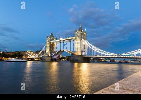 London - 05. September 2019: Abend Blick auf die Tower Bridge, wie es Aufzüge für ein großes Schiff, London September 05, 2019 Stockfoto