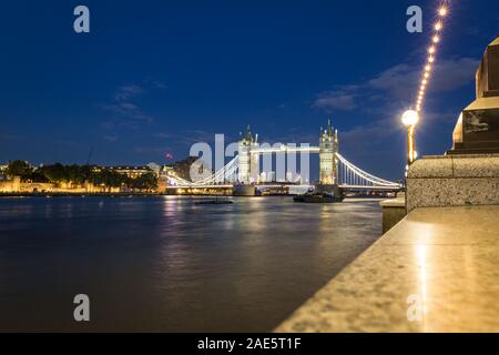 London - 05. September 2019: Abend Blick auf die Tower Bridge mit den Lichtern auf der Themse, London September 05, 2019, Stockfoto