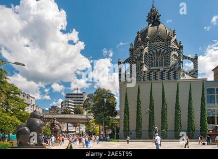 Botero Plaza und der Rafael Uribe Uribe Palast der Kultur in der Innenstadt von Medellin, Kolumbien. Stockfoto