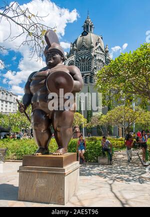 Botero Skulptur in der Botero Plaza (mit der Rafael Uribe Uribe Palast der Kultur im Hintergrund) in der Innenstadt von Medellin, Kolumbien. Stockfoto