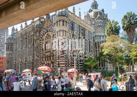 Das Rafael Uribe Uribe Palast der Kultur und Straßenhändler in der Innenstadt von Medellin, Kolumbien. Medellin, Kolumbien. Stockfoto