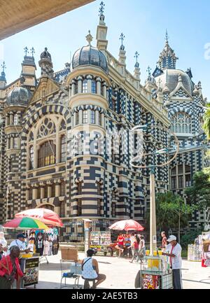 Das Rafael Uribe Uribe Palast der Kultur und Straßenhändler in der Innenstadt von Medellin, Kolumbien. Medellin, Kolumbien. Stockfoto