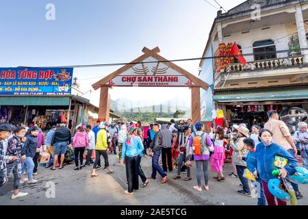 San Thang Markt, Lai Chau Provinz, Vietnam - September 22, 2019: Die weiblichen Angehörigen ethnischer Minderheiten bei San Thang Markt, Lai Chau Provinz, Vietnam Stockfoto