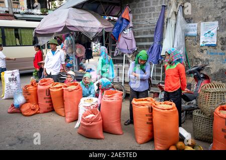 San Thang Markt, Lai Chau Provinz, Vietnam - September 22, 2019: Die weiblichen Angehörigen ethnischer Minderheiten bei San Thang Markt, Lai Chau Provinz, Vietnam Stockfoto