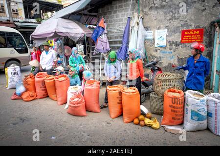 San Thang Markt, Lai Chau Provinz, Vietnam - September 22, 2019: Die weiblichen Angehörigen ethnischer Minderheiten bei San Thang Markt, Lai Chau Provinz, Vietnam Stockfoto