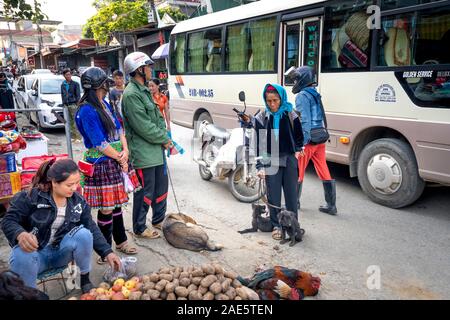 San Thang Markt, Lai Chau Provinz, Vietnam - September 22, 2019: Die weiblichen Angehörigen ethnischer Minderheiten bei San Thang Markt, Lai Chau Provinz, Vietnam Stockfoto