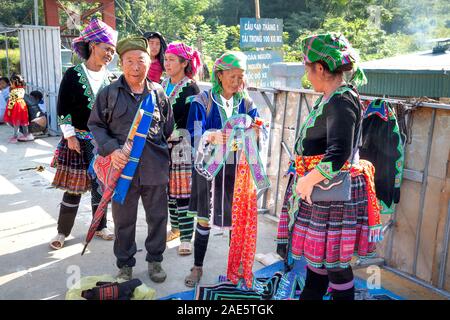 San Thang Markt, Lai Chau Provinz, Vietnam - September 22, 2019: Die weiblichen Angehörigen ethnischer Minderheiten bei San Thang Markt, Lai Chau Provinz, Vietnam Stockfoto