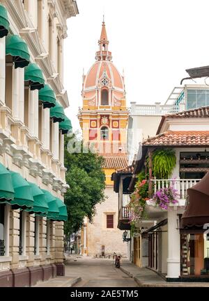 Blick auf die Gebäude und die Kathedrale der Heiligen Katharina von Alexandrien in der Altstadt von Cartagena, Kolumbien. Stockfoto