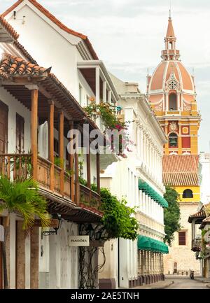 Blick auf die Gebäude und die Kathedrale der Heiligen Katharina von Alexandrien in der Altstadt von Cartagena, Kolumbien. Stockfoto