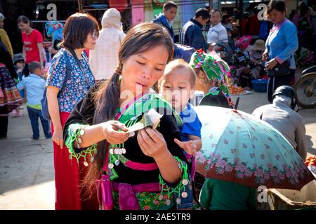 San Thang Markt, Lai Chau Provinz, Vietnam - September 22, 2019: Die weiblichen Angehörigen ethnischer Minderheiten bei San Thang Markt, Lai Chau Provinz, Vietnam Stockfoto