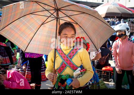 San Thang Markt, Lai Chau Provinz, Vietnam - September 22, 2019: Die weiblichen Angehörigen ethnischer Minderheiten bei San Thang Markt, Lai Chau Provinz, Vietnam Stockfoto