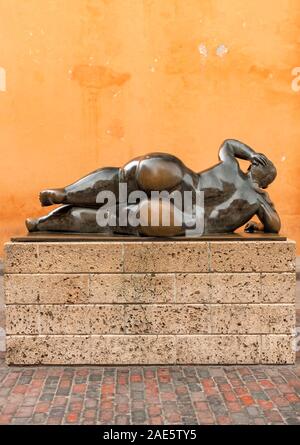 Die Bronze botero Skulptur La Gorda getrudis an der Plaza Santo Domingo in der Altstadt von Cartagena, Kolumbien. Stockfoto