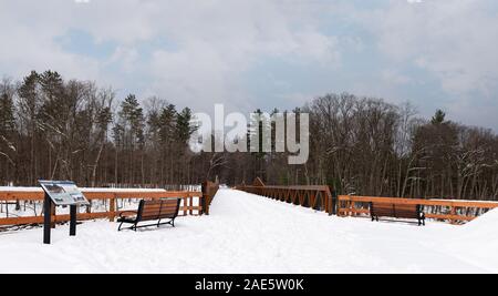 Neu Boiceville Brücke auf der Ashokan Rail Trail im Hudson Valley von New York eröffnet. Sonne, Wolken und Schnee. Zum Wandern, Langlauf Stockfoto