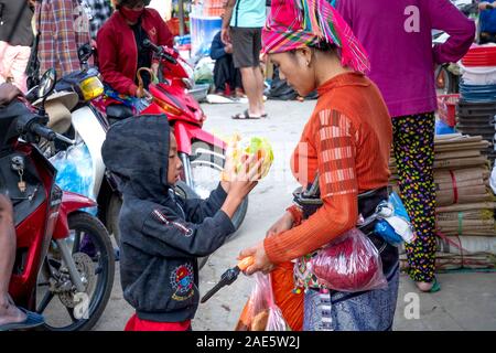 San Thang Markt, Lai Chau Provinz, Vietnam - September 22, 2019: Die weiblichen Angehörigen ethnischer Minderheiten bei San Thang Markt, Lai Chau Provinz, Vietnam Stockfoto