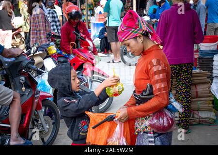 San Thang Markt, Lai Chau Provinz, Vietnam - September 22, 2019: Die weiblichen Angehörigen ethnischer Minderheiten bei San Thang Markt, Lai Chau Provinz, Vietnam Stockfoto