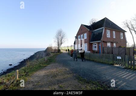 05 Dezember 2019, Schleswig-Holstein, Lübeck-Travemünde: Die Jugendherberge Haus Seeblick befindet sich direkt am Rande des Brodtener Ufer an der Ostsee entfernt. Doch die Tage des Hauses sind nummeriert. Wenn das Haus wurde 1919 erbaut, wurde es noch etwa 100 m entfernt von der Ostsee, heute die Klippe Rand der steilen Küste ist nur etwa 8 Meter entfernt. (Zu dpa' Leben am Abgrund - Jugend Freizeit Center auf dem Brodtener Ufer droht Absturz) Foto: Carsten Rehder/dpa Stockfoto