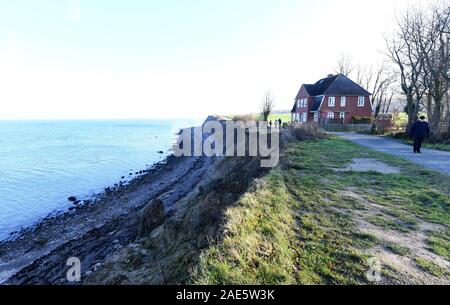 05 Dezember 2019, Schleswig-Holstein, Lübeck-Travemünde: Die Jugendherberge Haus Seeblick befindet sich direkt am Rande des Brodtener Ufer an der Ostsee entfernt. Doch die Tage des Hauses sind nummeriert. Wenn das Haus wurde 1919 erbaut, wurde es noch etwa 100 m entfernt von der Ostsee, heute die Klippe Rand der steilen Küste ist nur etwa 8 Meter entfernt. (Zu dpa' Leben am Abgrund - Jugend Freizeit Center auf dem Brodtener Ufer droht Absturz) Foto: Carsten Rehder/dpa Stockfoto