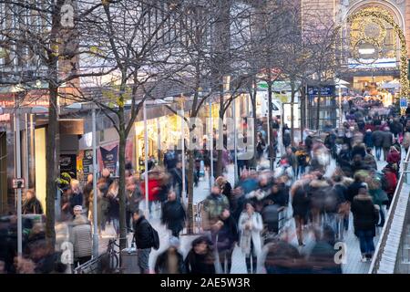 Hannover, Deutschland. 06 Dez, 2019. Menschen laufen durch die Innenstadt während der Adventszeit. Credit: Sina Schuldt/dpa/Alamy leben Nachrichten Stockfoto