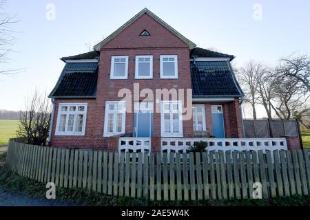 05 Dezember 2019, Schleswig-Holstein, Lübeck-Travemünde: Die Jugendherberge Haus Seeblick befindet sich direkt am Rande des Brodtener Ufer an der Ostsee entfernt. Doch die Tage des Hauses sind nummeriert. Wenn das Haus wurde 1919 erbaut, wurde es noch etwa 100 m entfernt von der Ostsee, heute die Klippe Rand der steilen Küste ist nur etwa 8 Meter entfernt. (Zu dpa' Leben am Abgrund - Jugend Freizeit Center auf dem Brodtener Ufer droht Absturz) Foto: Carsten Rehder/dpa Stockfoto