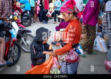 San Thang Markt, Lai Chau Provinz, Vietnam - September 22, 2019: Die weiblichen Angehörigen ethnischer Minderheiten bei San Thang Markt, Lai Chau Provinz, Vietnam Stockfoto