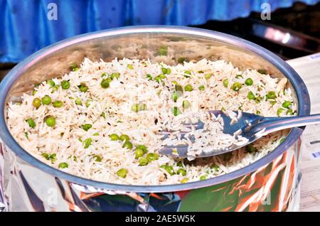 Garniert Reis mit Erbsen auf dem Teller auf der Hochzeit Party Buffet Stockfoto
