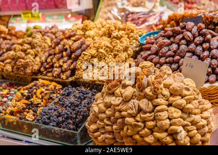 Verkaufsstand für Trockenfrüchte im Spice Bazaar (Ägyptischer Basar), einem überdachten Markt in Istanbul, Türkei Stockfoto