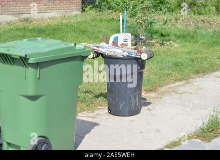 Paar müll Eimer sitzt am Straßenrand oder am Straßenrand Warten auf Abholung. Stockfoto