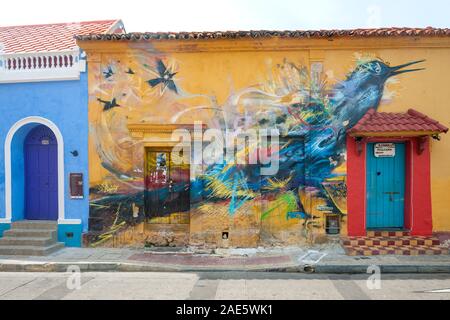 Graffiti Wandbild eines Vogels auf einem Haus in der Heiligen Dreifaltigkeit Hauptplatz (Plaza Trinidad) in Getsemani Nachbarschaft von Cartagena, Kolumbien. Stockfoto