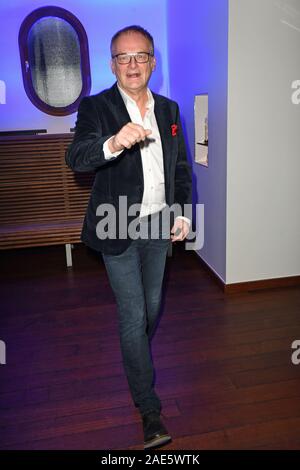München, Deutschland. 06 Dez, 2019. Der Journalist Frank Plasberg kommt zum Advent Dinner der Programmdirektor des Ersten Deutschen Fernsehens (ARD) in der 'Bayerischer Hof'. Credit: Ursula Düren/dpa/Alamy leben Nachrichten Stockfoto