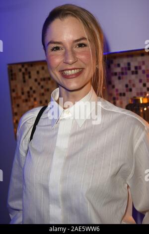 München, Deutschland. 06 Dez, 2019. Die Schauspielerin Lisa Bitter kommt zum Advent Dinner der Programmdirektor des Ersten Deutschen Fernsehens (ARD) in der 'Bayerischer Hof'. Credit: Ursula Düren/dpa/Alamy leben Nachrichten Stockfoto