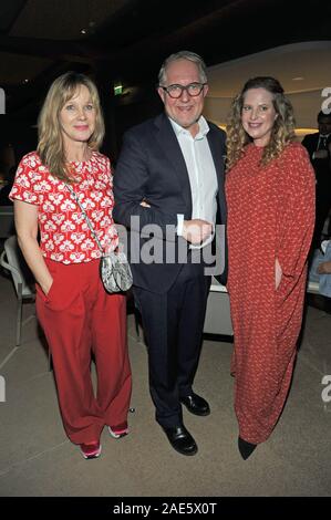 München, Deutschland. 06 Dez, 2019. Die Schauspieler Ann-Kathrin Kramer und Harald Krassnitzer und Diana Amft (r) feiern im Advent Dinner der Programmdirektor des Ersten Deutschen Fernsehens (ARD) bei den 'Bayerischer Hof'. Credit: Ursula Düren/dpa/Alamy leben Nachrichten Stockfoto