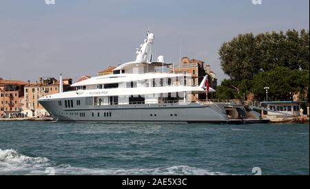 FLYING FOX Luxus Yacht günstig am Ufer in der Nähe von Marinaressa Garten (Giardino della Marinaressa) Stockfoto