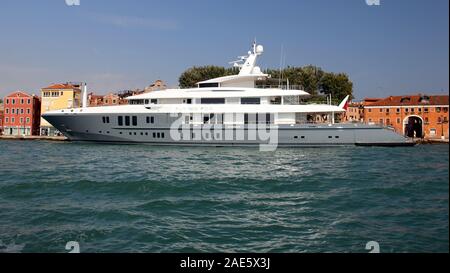 FLYING FOX Luxus Yacht günstig am Ufer in der Nähe von Marinaressa Garten (Giardino della Marinaressa) Stockfoto