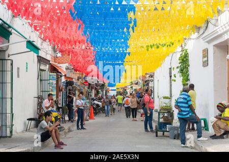 Fahnen in den Nationalfarben von Kolumbien schmücken 10th Street (Carrera 10) in der Nähe von Getsemani Cartagena, Kolumbien. Stockfoto