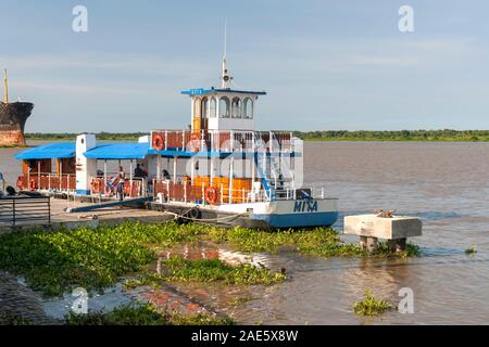 Die Mita Boot, (Embarcacion La Mita) auf dem Rio Magdalena in Barranquilla, Kolumbien. Stockfoto