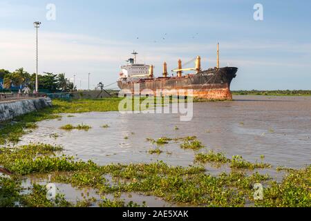 Industrielle Schiff auf dem Rio Magdalena in Barranquilla, Kolumbien. Stockfoto