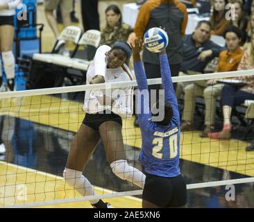 Austin, Texas, USA. 6. Dezember, 2019. Texas Longhorns mittleren Blocker BRIONNE BUTLER (10) Während ein NCAA Volleyball Turnier der zweiten Runde zwischen Texas und UC Santa Barbara an Gregory Gymnasium in Austin, Texas, am Dez. 6, 2019. Texas kam zurück von einem Defizit 2-1 das Spiel 3-2 zu gewinnen. Credit: Scott Coleman/ZUMA Draht/Alamy leben Nachrichten Stockfoto